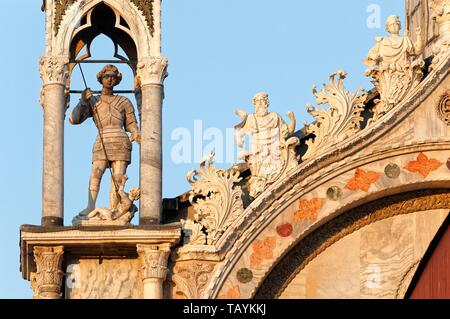 In prossimità della festa di San Michele statua in serata la luce solare, Basilica di San Marco Venezia Italia Europa UE Foto Stock