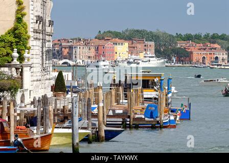 L ingresso del Canal Grande su una soleggiata giornata d'estate, Venezia Italia Europa UE Foto Stock