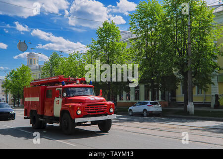 Un Firetruck velocizzando giù per una strada per una chiamata. Foto Stock