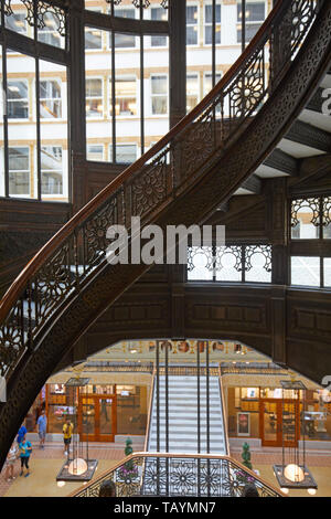 Le scale della storica Rookery Building, Chicago, Illinois, Stati Uniti Foto Stock