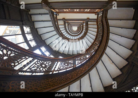 Le scale della storica Rookery Building, Chicago, Illinois, Stati Uniti Foto Stock