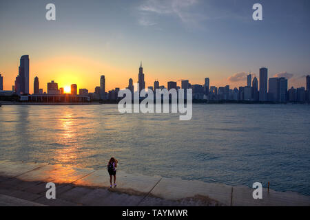 Sullo skyline di Chicago al tramonto, Chicago, Illinois, Stati Uniti Foto Stock