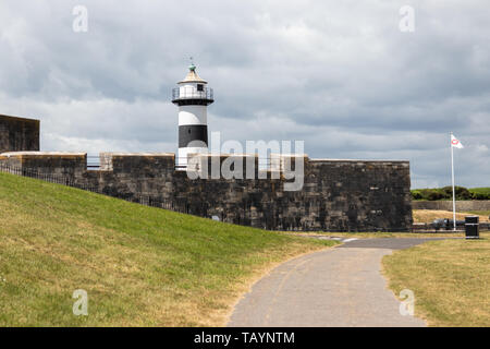 Southsea Castle e del faro dal campo del castello Foto Stock