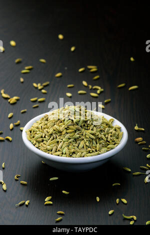 Semi di finocchio o saunf in una ciotola su una tavola di legno , Foto Stock