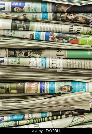 SINGAPORE-12 MAGGIO 2017: un sacco di carta di notizie Foto Stock
