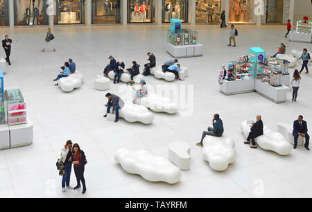 Westfield World Trade Center, il centro shopping al World Trade Center Complex in Manhattan. Persone in Mall all'interno di occhio Foto Stock