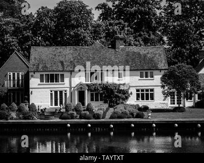 Grazioso paesaggio, Riverside Case, Mill End, il fiume Tamigi, Buckinghamshire, Inghilterra, Regno Unito, GB. Foto Stock