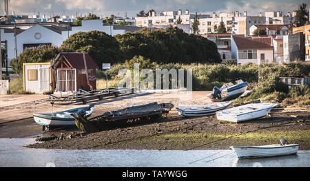 Tavira, Portogallo - 30 Aprile 2018: visualizzazione dei piccoli porti di pesca con le sue barche su una giornata di primavera Foto Stock