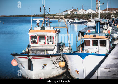 Tavira, Portogallo - 30 Aprile 2018: visualizzazione dei piccoli porti di pesca con le sue barche su una giornata di primavera Foto Stock