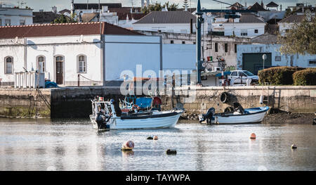 Tavira, Portogallo - 30 Aprile 2018: visualizzazione dei piccoli porti di pesca con le sue barche su una giornata di primavera Foto Stock