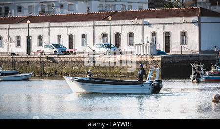 Tavira, Portogallo - 30 Aprile 2018: visualizzazione dei piccoli porti di pesca con le sue barche su una giornata di primavera Foto Stock