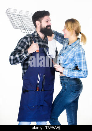 Strumenti per la tostatura di carne. Week-end in famiglia. Uomo Barbuto hipster e una ragazza. Preparazione e culinario. Matura in amore tenere gli utensili da cucina. Picnic barbecue. La cottura del cibo. Carne alla Brace alla perfezione. Foto Stock