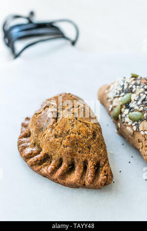 In casa salato stile turco dolci con la ricotta e i semi di zucca / Pogaca salata. Organici alimentari tradizionali. Foto Stock