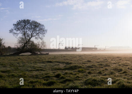 Arriva Nord classe rampa 319 treno elettrico passante Kirkham e Wesham su Preston - Blackpool linea ferroviaria Foto Stock