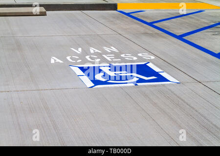 Van Handicap accesso posto parcheggio Foto Stock