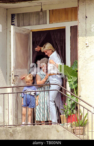 Lady Diana visitare la famiglia di Mersija Brkic ha perso il marito in mina antiuomo , in Gracanica, Bosnia il 9.agosto. 1997. Foto Stock