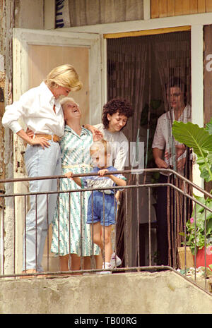 Lady Diana visitare la famiglia di Mersija Brkic ha perso il marito in mina antiuomo , in tGracanica, Bosnia il 9.agosto. 1997. Foto Stock