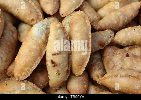 Pasta di curry o localmente noto come Karipap a street bazar del cibo in Kota Kinabalu Sabah Malaysia. Foto Stock