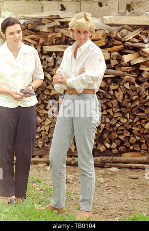 Lady Diana visita le vittime delle mine antiuomo in Bosnia, 9.agosto1997. Foto Stock