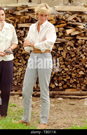 Lady Diana visita le vittime delle mine antiuomo in Bosnia, 9.agosto1997. Foto Stock