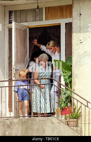 Lady Diana visitare la famiglia di Mersija Brkic ha perso il marito in mina antiuomo , in tGracanica, Bosnia il 9.agosto. 1997. Foto Stock