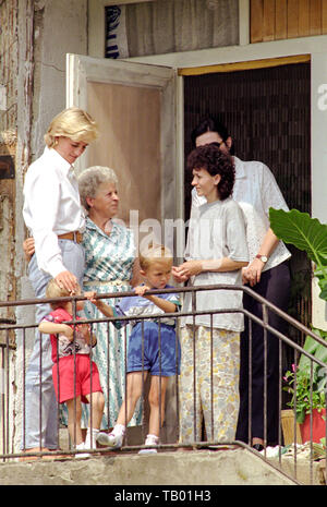 Lady Diana visitare la famiglia di Mersija Brkic ha perso il marito in mina antiuomo , in Gracanica, Bosnia il 9.agosto. 1997. Foto Stock