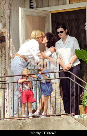 Lady Diana visitare la famiglia di Mersija Brkic ha perso il marito in mina antiuomo , in tGracanica, Bosnia il 9.agosto. 1997. Foto Stock