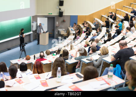 Altoparlante esperto dando un talk a scientifici business conference evento. Foto Stock