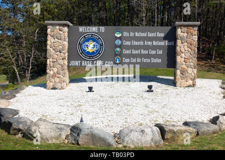 Benvenuti alla base Comune di Cape Cod con segno Otis Air National Guard Base, Camp Edwards Esercito Nazionale Guardia, Coast Guard & Cape Cod Air Force Station Foto Stock