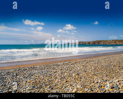 Spiaggia di ciottoli a Newgale Sands, Pembrokeshire, Wales, Regno Unito. Sole brillante. Foto Stock