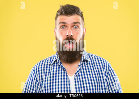 Chiedo ogni volta. Uomo Barbuto hipster chiedendo faccia sfondo giallo vicino. Ragazzo sorpreso faccia espressione. Hipster emotivo espressione sorpreso. Rustico sorpreso macho. Notizia sorprendente. Foto Stock