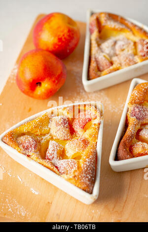 Clafoutis di pesche Foto Stock