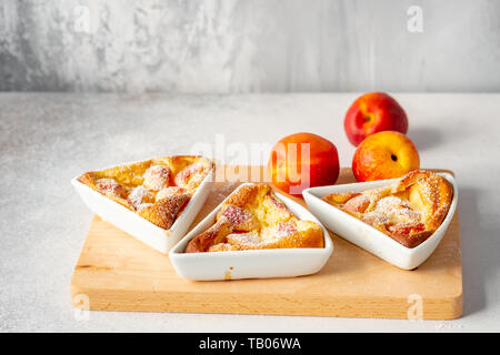 Clafoutis di pesche Foto Stock