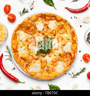 Hot Cheesy pizza servita sulla piastra, il raccolto Foto Stock