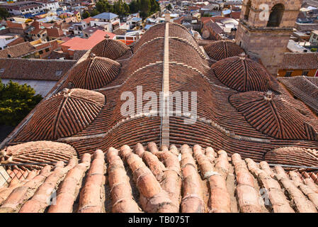 Vista sul tetto della chiesa di San Francisco e il convento, Potosí, Bolivia Foto Stock