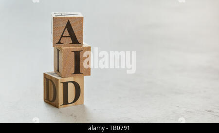 Palo con tre cubi di legno - lettere aiuto sulla loro, spazio per più di testo / immagini sul lato destro. Foto Stock