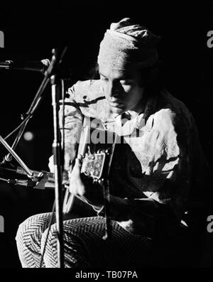 Voorburg, Paesi Bassi: Ry Cooder suona dal vivo sul palco di Voorburg, Paesi Bassi, Marzo 10, 1973 (foto di Gijsbert Hanekroot) Foto Stock