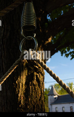 Per corda swing amaca come il sole inizia a scendere. Foto Stock