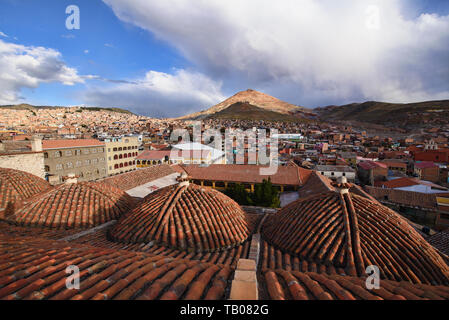 Vista sul tetto della chiesa di San Francisco e il convento, Potosí, Bolivia Foto Stock