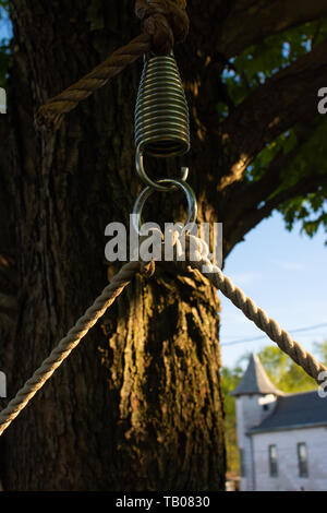Per corda swing amaca come il sole inizia a scendere. Foto Stock