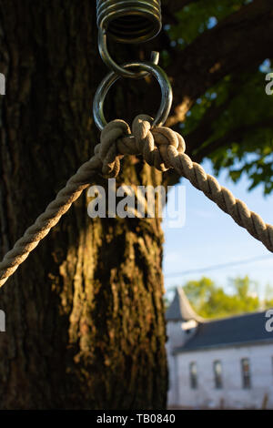 Per corda swing amaca come il sole inizia a scendere. Foto Stock