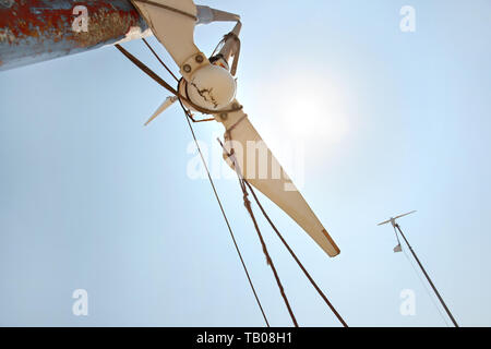 Ricerca di piccole rotture di turbina di vento forte mezzogiorno sole che splende in cielo. Foto Stock