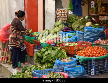 Negozio di vendita e produzione di articoli vari in città vecchia Dhulikhel, Nepal Foto Stock