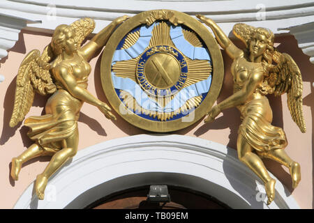 Anges et simboli sur la facciata d'une église orthodoxe russe. Saint-Pétersbourg. Russie. Foto Stock