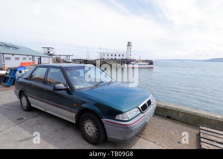 Un 1990 Austin Rover parcheggiato nel mercato del pesce a Scarborough. Foto Stock