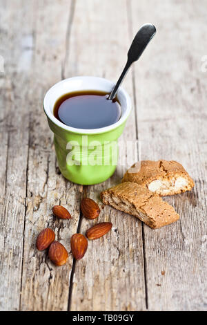 Tazza di caffè italiani freschi cantuccini biscotti di mandorle e noci ructic sul tavolo di legno dello sfondo. La colazione italiana. Foto Stock