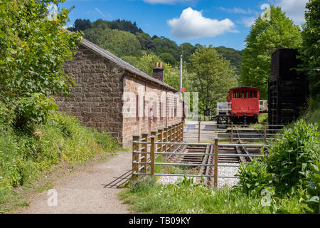 High Peak Junction Vintage Red Rail Car sul Canale Cromford vicino all'Aquaduct Cottage. Inghilterra. Regno Unito Foto Stock