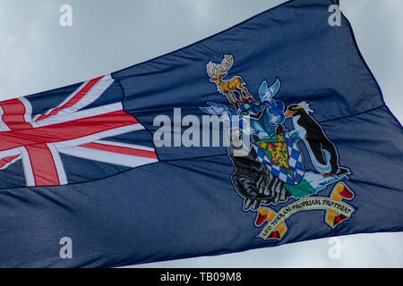 Bandiera Georgia del Sud/Isole Sandwich del Sud che volano nel vento, a Londra, Regno Unito, celebrando dipendenze della Corona e territori d'oltremare. Foto Stock