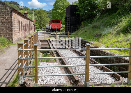 High Peak Junction Vintage Red Rail Car sul Canale Cromford vicino all'Aquaduct Cottage. Inghilterra. Regno Unito Foto Stock