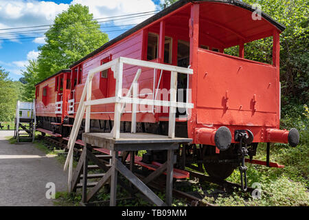 High Peak Junction Vintage Red Rail Car sul Canale Cromford vicino all'Aquaduct Cottage. Inghilterra. Regno Unito Foto Stock